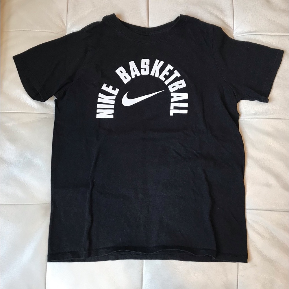 Black Nike Basketball T-Shirt (Athletic Cut - M)